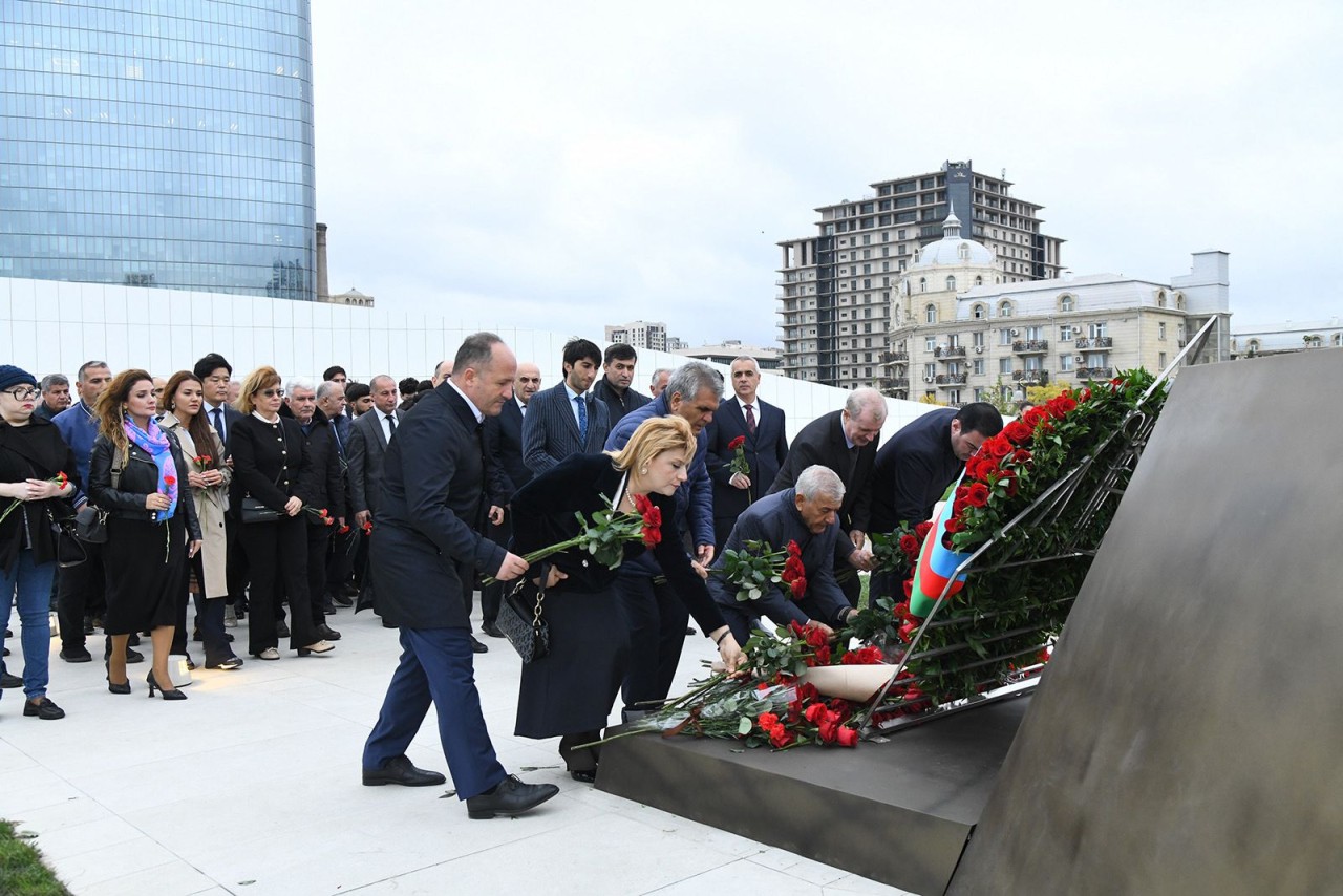BMU-nun kollektivi Zəfər parkını ziyarət edib - FOTOLAR